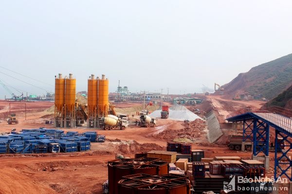 Khu vực tập kết máy móc thiết bị cho thi công cầu cảng Nghi Thiết.Ảnh: Nguyên Sơn