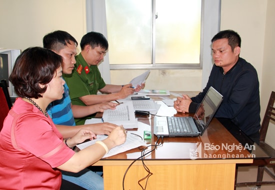 Trần Thế Hùng (áo đen) - đối tượng cầm đầu đường dây cá độ bóng đá qua Internet. Ảnh: Minh Khôi