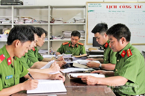 Công an huyện Kỳ Sơn triển khai phương án bắt giữ đối tượng trốn truy nã trên địa bàn. Ảnh: Hà Thư