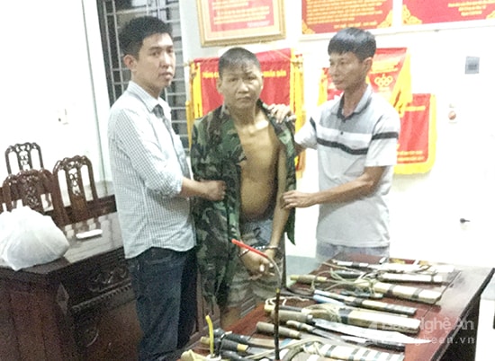 Trùm ma túy Vi Văn May “cõng” 2 lệnh truy nã bị bắt giữ cùng kho vũ khí nóng. Ảnh: Hà Thư