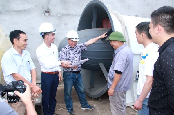 Ông Trần Ngọc Hà  (thứ 2 trái sang) - Giám đốc Xí nghiệp gạch Tuynel Đô Lương cùng các chuyên gia, kỹ sư kiểm tra các thiết bị được vận chuyển về xí nghiệp.