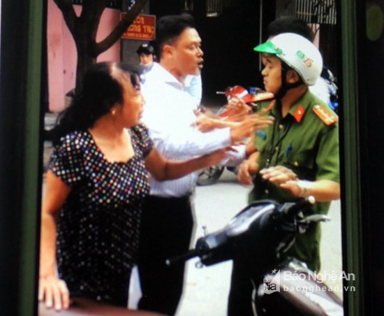 Đối tượng Chiến và bà Tình lăng mạ xúc phạm cảnh sát. Ảnh tư liệu