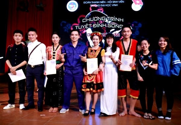 Hoàng Kiên (ngoài cùng bên trái) cùng bạn đồng hành giành giải Ba trong cuộc thi hát Tuyệt đỉnh song ca tại trường Đại học Vinh