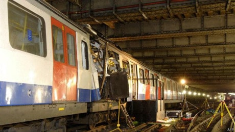 Ngày 7-7-2005, London, Anh đã phải hứng chịu hàng loạt vụ tấn công tự sát nhằm vào các phương tiện giao thông công cộng. Theo đó, 4 phần tử Hồi giáo cực đoan chia nhau tự gắn ba quả bom liên tiếp trên các Tàu điện ngầm London di chuyển khắp thành phố,