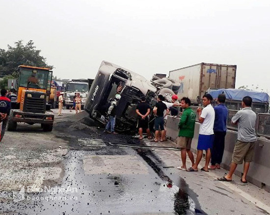 Hạt nhựa đổ tràn xuống đường. Ảnh: Hồng Hải