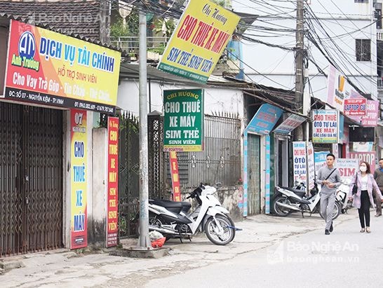 Những cửa hàng cầm đồ dày đặc trên đường Bạch Liêu (TP Vinh). Ảnh: Phương Thảo