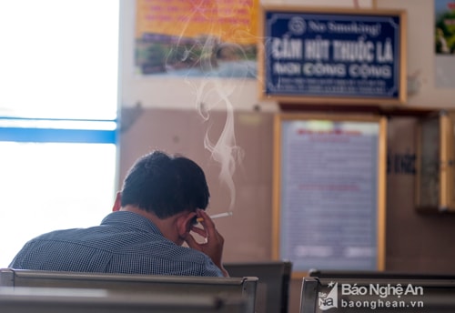 Khói thuốc xuất hiện cả trong khu điều trị của bệnh viện. Ảnh: Thành Cường.