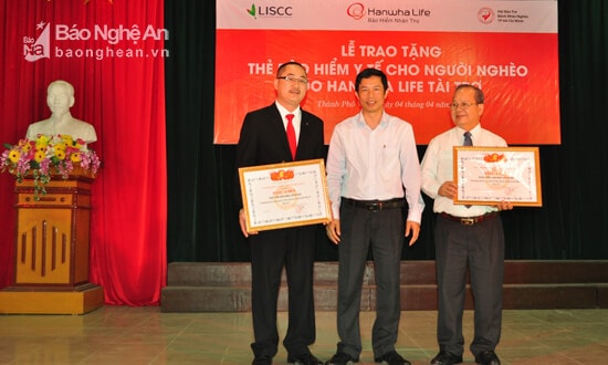 Ông Vương Quang Minh - Phó Chủ tịch UBMT Tổ quốc tỉnh trao Bằng khen ghi nhận thành tích hoạt động xã hội từ thiện năm 2017 cho Hội Bảo trợ Bệnh nhân nghèo Thành phố Hồ Chí Minh và Công ty Hanwha Life