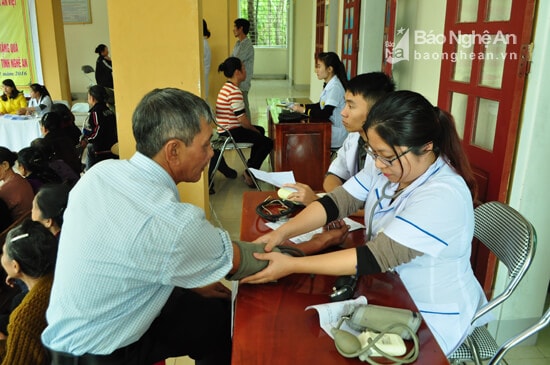 Nhờ có thẻ Bảo hiểm y tế, nhiều hộ cận nghèo được hưởng dịch vụ khám chữa bệnh miễn phí. Trong ảnh: Hộ nghèo xã Hưng Trung, Hưng Nguyên được khám chữa bệnh miễn phí. Ảnh: Nguyễn Hải