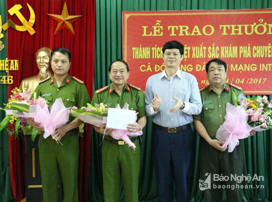 Đồng chí Lê Xuân Đại - Phó chủ tịch thường trực UBND trao thưởng cho Ban chuyên án 40 triệu đồng. Ảnh: Minh Khôi