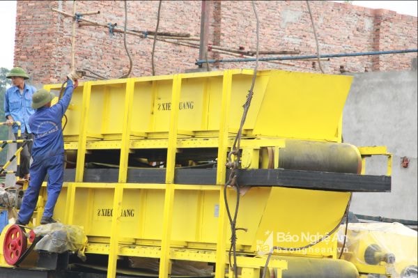 Các thành phần của dây chuyền được vận chuyển về xí nghiệp. Ảnh: Văn Trường.