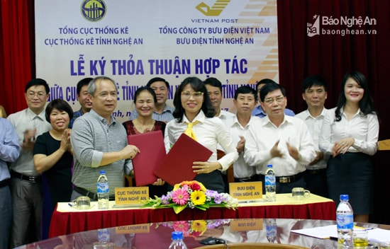 Toàn cảnh lễ ký kết hợp tác giữa Bưu điện tỉnh và Cục Thống kê. Ảnh: Thế Tuấn