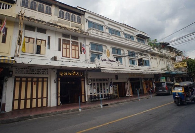Thủ đô Bangkok của Thái Lan không áp dụng cách quy hoạch vỉa hè như Malaysia và Singapore, nhưng vỉa hè ở đây cũng không lộn xộn bởi các bậc tam cấp như Việt Nam.
