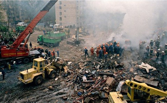 Vào tháng 6/1995, khoảng 200 tay súng Chechnya đã chiếm giữ thành phố Budyonnovsk, bắt 1.600 con tin tại một bệnh viện và yêu cầu Nga rút quân.   Sau đó, Nga đã tiến hành chiến dịch giải cứu con tin nhưng không thành công. Ít nhất 140 người đã thiệt mạng trong vụ khủng bố này. 