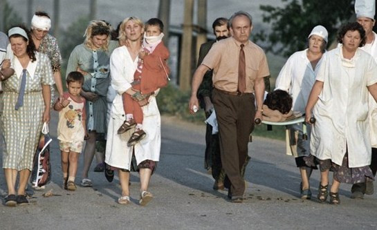 Vào tháng 6/1995, khoảng 200 tay súng Chechnya đã chiếm giữ thành phố Budyonnovsk, bắt 1.600 con tin tại một bệnh viện và yêu cầu Nga rút quân. Sau đó, Nga đã tiến hành chiến dịch giải cứu con tin nhưng không thành công. Ít nhất 140 người đã thiệt mạng trong vụ khủng bố này. 