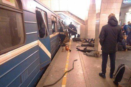 3/4/2017: Khoảng 10 người thiệt mạng và hàng chục người bị thương sau vụ nổ đoàn tàu điện ngầm ở thành phố St. Petersburg của Nga. Tổng thống Nga Putin nhận định đây có thể là một vụ tấn công khủng bố. Còn theo hãng tin Interfax, khả năng thiết bị nổ đã được cất giấu trong một cặp đựng tài liệu.