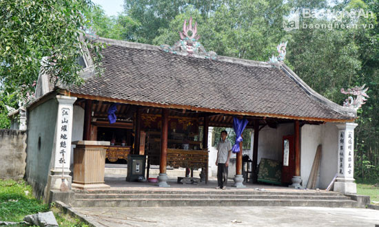 Đền Tam Tòa đứng chân ở vùng Truông Sỏi, thuộc địa phận xóm 1, xã Nghi Công Bắc (Nghi Lộc). 