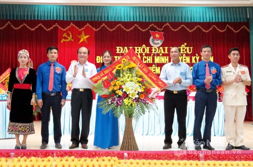 Lãnh đạo huyện Kỳ Sơn  tặng hoa chúc mừng Đại hội. Ảnh Trần Đức