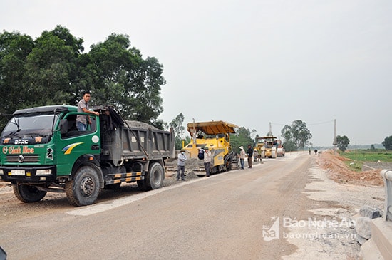 Cấp phối đá dăm gia cố xi măng tuyến đường N5. Ảnh: Thu Huyền