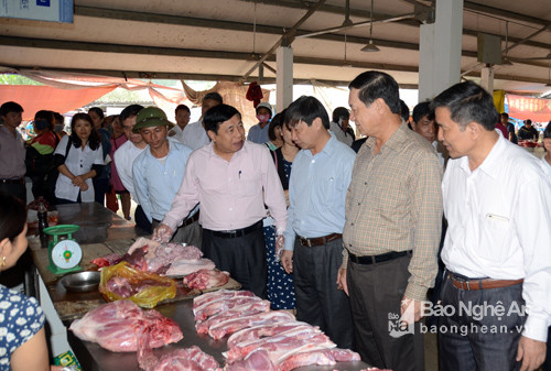 Kiểm tra các hàng thịt ở Chợ Cầu, Chủ tịch UBND tỉnh yêu cầu huyện Nam Đàn phải thực hiện quản lý tốt các điểm giết mổ, tránh tình trạng giết mổ tại nhà như hiện nay.
