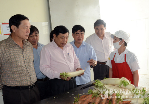 Đoàn công tác của tỉnh đã đến kiểm tra tại Bếp ăn của Công ty Hanvina – mỗi ngày cung cấp 2.200 suất ăn cho công nhân.