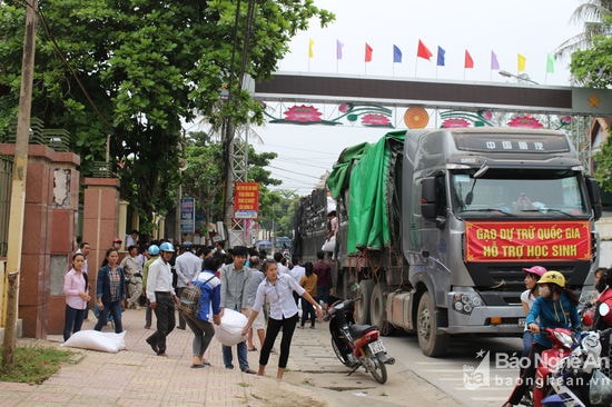 Xe tải vận chuyển, cấp phát gạo cho các em học sinh. Ảnh: Đình Tuân