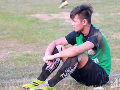 Dương Văn Cường thất vọng khi U19 SLNA phải dừng bước ở vòng bảng VCK U19 Quốc gia 2017. Ảnh: Internet.