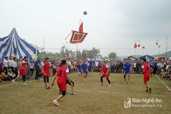 Thi đấu bóng chuyền trong khuôn khổ chương trình lễ hội Làng Vạc. Ảnh: Quang Huy