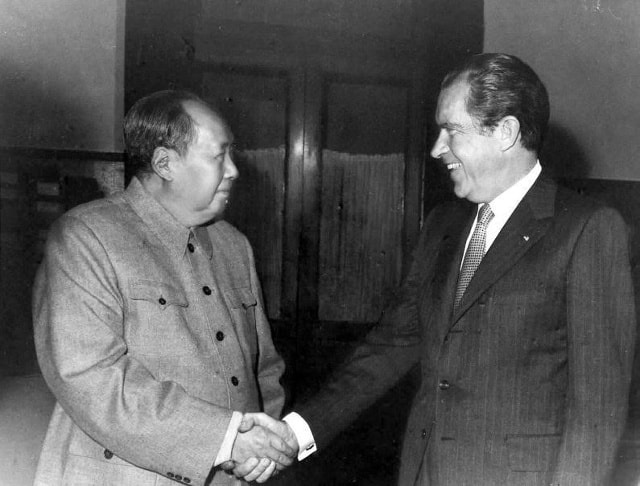 Chủ tịch Ủy ban Trung ương Đảng Cộng sản Trung Quốc Mao Trạch Đông tiếp Tổng thống Mỹ Richard Nixon tại thủ đô Bắc Kinh ngày 21/2/1972. Chuyến thăm Trung Quốc của Nixon năm 1972 là bước đột phá hướng tới việc bình thường hóa quan hệ song phương giữa hai nước và chuyển đổi cán cân quyền lực trong thời Chiến tranh Lạnh. Nixon cũng là tổng thống Mỹ đầu tiên thăm Bắc Kinh. Ảnh: CNN