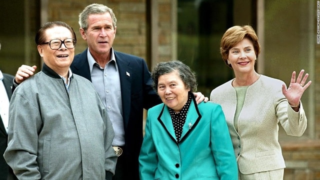 Tổng thống thứ 43 của Mỹ George W.Bush và đệ nhất phu nhân Laura Bush đón tiếp Chủ tịch Trung Quốc Giang Trạch Dân và vợ tại trang trại Prairie Chapel Ranch của gia đình ông ở Crawford, bang Texas, ngày 25/10/2002. Cuộc gặp của lãnh đạo Mỹ - Trung tại khu đất rộng 1.600 mẫu Anh là “cơ hội để hai bên bàn bạc về một số vấn đề song phương và giải quyết khác biệt còn tồn tại”, theo tuyên bố bằng văn bản của Thư ký Nhà Trắng Ari Fleischer. Ảnh: CNN