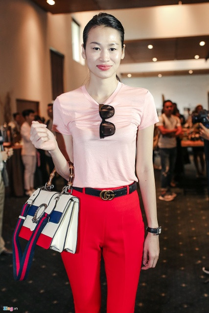 Biên tập viên - đạo diễn catwalk Thanh Trúc ăn mặc đơn giản trong ngày Tuần lễ thời trang quốc tế Việt Nam xuân hè 2017 ra mắt truyền thông. Cựu người mẫu cũng vừa ra mắt bộ sưu tập thời trang ứng dụng.