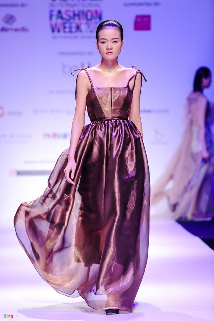 Một trong những bộ cánh sẽ được giới thiệu trên sàn diễn Tuần lễ thời trang quốc tế Việt Nam xuân hè 2017.