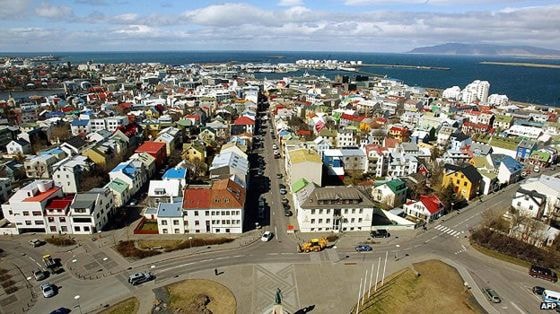 Tương tự như Úc hoặc đất nước New Zealand do đặc điểm địa lý đặc biệt các vùng nằm cách khá xa nhau đòi hỏi phải di chuyển xa nên dùng ô tô mới có thể đáp ứng được. Iceland lại là một quốc gia giàu có nên số lượng 242.492 chiếc xe hơi được đăng ký cho 320.000 người dân không gây quá nhiều ngạc nhiên.