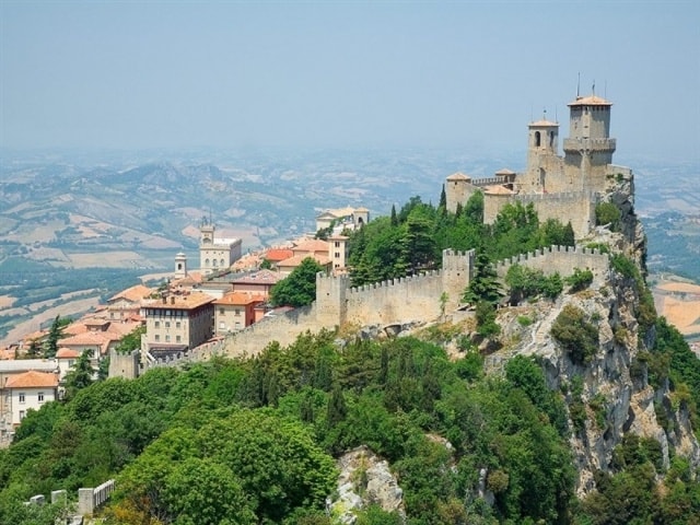 Cộng hòa Đại bình yên San Marino nằm trong top những quốc gia có diện tích nhỏ bé nhất trên thế giới nhưng lại không hề nhỏ bé về số lượng xe hơi. Với tỉ lệ 1139 xe trên 1000 người quốc gia này đứng đầu trong danh sách những nước có tỉ lệ người sở hữu xe hơi nhiều nhất thế giới với hơn một chiếc xe trên đầu người. 