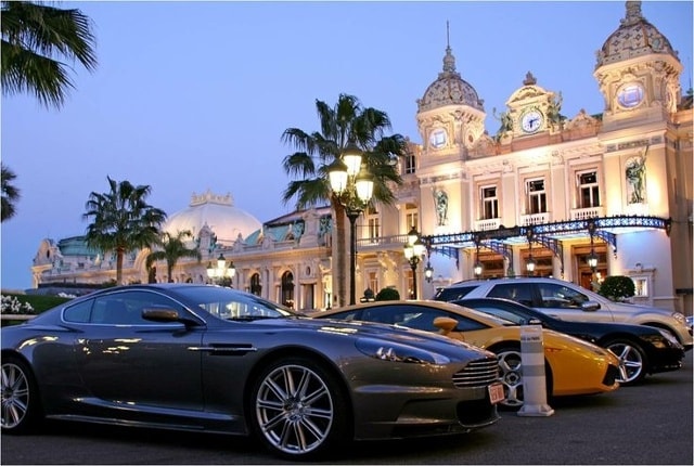 Monaco Là một quốc gia nhỏ nằm ở phía Tây Âu Công quốc Monaco là quốc gia đứng đầu thế giới về số lượng xe cộ lưu thông hàng ngày trên một km đường. Số xe hơi trên một km đường ở vương quốc Monaco vào khoảng 574 xe, hơn Singapore (223 xe/km) - quốc gia đứng thứ 2 trong bảng xếp hạng khoảng 2 lần. trên khắp các đường phố của công quốc Monaco đâu đâu chúng ta cũng có thể bắt gặp những chiếc xe đắt tiền, những siêu xe bản giới hạn đặc biệt của các hãng xe hơi trứ danh thế giới như Audi, Lexus,…