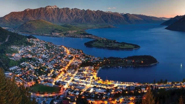 New Zealand Là một quốc đảo nằm ở phía tây nam bờ biển Thái Bình Dương với cấu tạo địa lý giữa các vùng bị chia cắt và tốn thời gian di chuyển vậy nên xe hơi trở thành phương tiện được ưa chuộng đặc biệt tại quốc gia này. Nếu sinh sống ở New Zealand để di chuyển từ nhà đến nơi làm việc bạn sẽ phải tiêu tốn khoảng 4 giờ 45 phút mỗi tuần. Chính vì thế, chỉ với 4,4 triệu dân mà quốc gia này đã sở hữu đến 3,4 chiếc xe hơi được đăng ký.