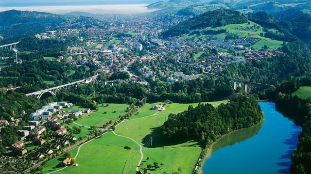 Với diện tích chỉ hơn 160 km2 mà Liechtenstein có đến 27.000 chiếc xe hơi xe được đăng kí cho dân số chỉ 36.000 người. Những con số biết nói này đã cho thấy người dân Liechtenstein yêu thích xe hơi đến mức độ nào. Mặc dù tỉ lệ xe hơi khá nhiều nhưng quốc gia này lại nằm trong danh sách các quốc gia có tỉ lệ tử vong do tai nạn thấp nhất thế giới. Tỉ lệ xe hơi trên 1000 người ở Liechtenstein lên đến 750 chiếc.