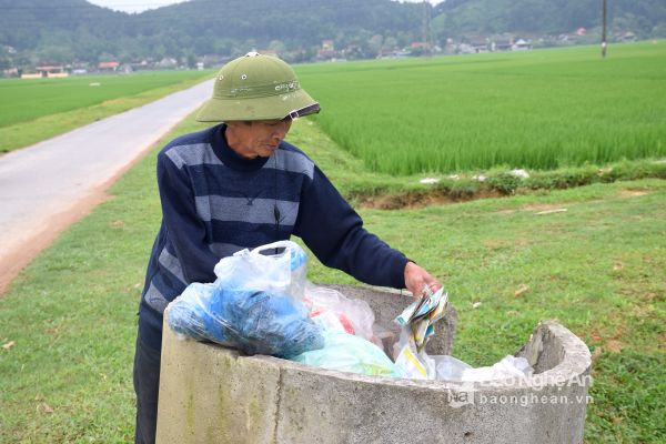 Nhiều thùng đựng rác thải ở xã Bắc Thành (Yên Thành).Ảnh: Xuân Hoàng