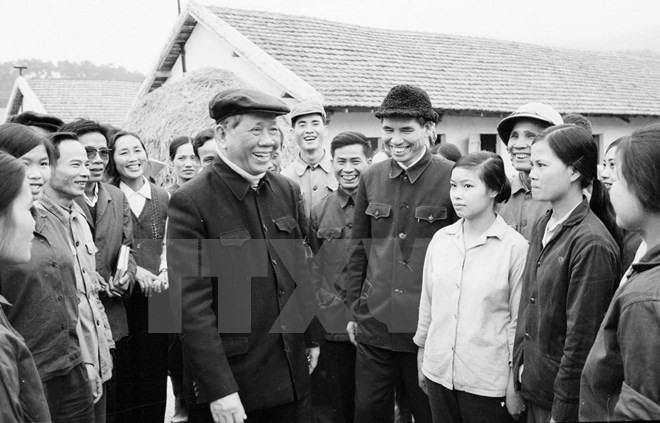 Tổng Bí thư Lê Duẩn nói chuyện với cán bộ, công nhân Xí nghiệp Chăn nuôi Đồng Nai (1/1980). (Ảnh: Tư liệu TTXVN)