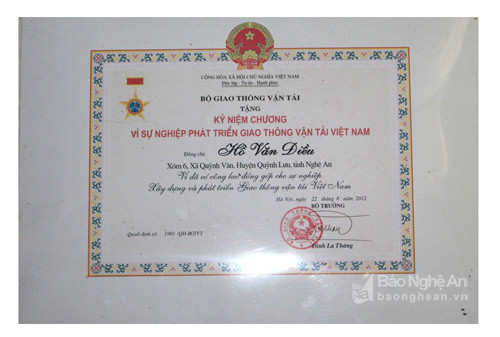 Kỷ niệm chương vì sự phát triển giao thông vận tải Việt Nam được Bộ trưởng Bộ GTVT Đinh La Thăng trao tặng năm 2012. Ảnh Việt Hùng