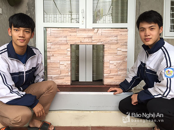 Đặng Thái Hùng (bên trái) và Nguyễn Văn Bảo Kiên bên sáng chế chống lụt. Ảnh: Nhân vật cung cấp