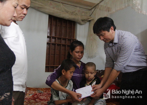 Nhóm Niềm tin trao 10 triệu đồng tới gia đình chị Trần Thị Hiền - xóm 3- xã Diễn Hoàng.  Ảnh: Thanh Nga.