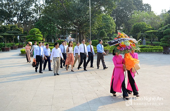 Đoàn Đại sứ quán nước CHND Trung Hoa dâng hoa tại Khu di tích Kim Liên, Nam Đàn. Ảnh: Thu Giang