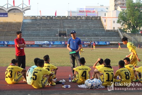 HLV Ngô Quang Trường thảo luận chiến thuật với các cầu thủ. Ảnh: Trung Kiên.