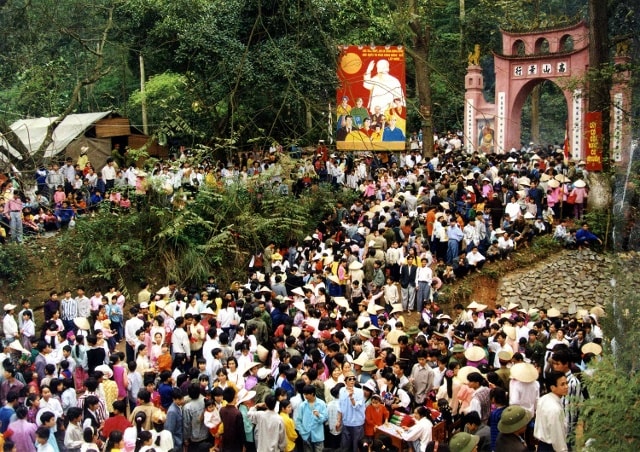 Ngày nay, cứ đến ngày Giổ Tổ (10/3 âm lịch) hàng ngàn người dân trong nước lại về