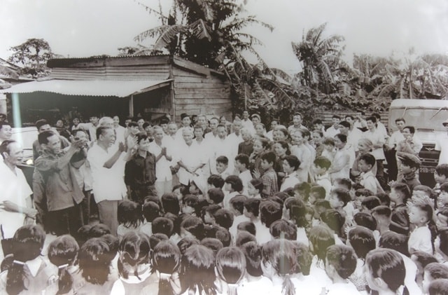 Làng Hậu Kiên, xã Triệu Thành (Triệu Phong, Quảng Trị) là nơi đồng chí Lê Duẩn lớn lên. Mỗi lần về thăm quê, đồng chí Lê Duẩn luôn thăm hỏi, động viên bà con, bạn bè… hăng say sản xuất, phát triển kinh tế.