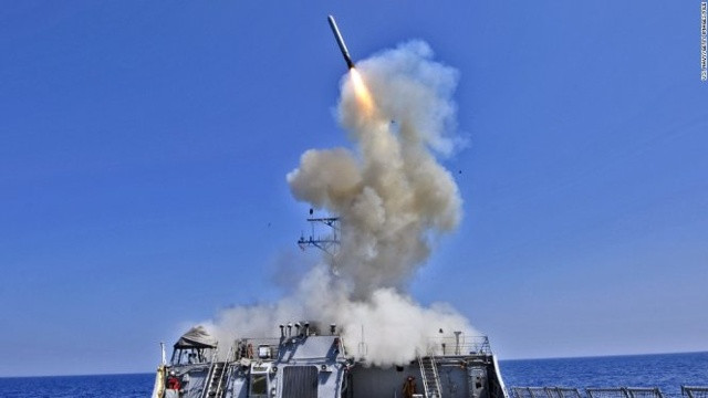 Mỹ bắn hàng chục quả tên lửa vào căn cứ không quân của Syria. Ảnh