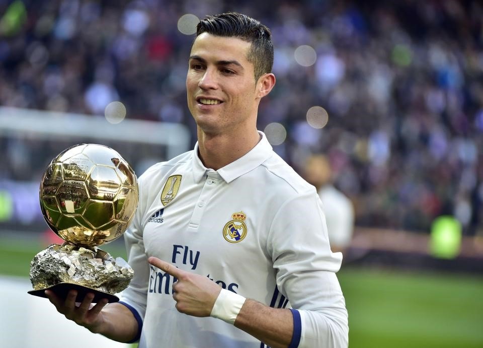 Tiền đạo Cristiano Ronaldo (1985): Siêu sao người Bồ Đào Nha vừa hoàn tất bộ sưu tập danh hiệu ở cả cấp độ CLB và tuyển quốc gia bằng chức vô địch Euro 2016 trên đất Pháp.