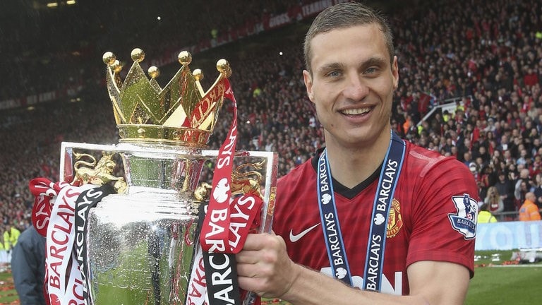 Hậu vệ Nemanja Vidic (1981): MU chỉ mất 7 triệu bảng để sở hữu một trong những trung vệ tốt nhất lịch sử CLB. Vidic đã có 300 trận ra sân cùng với Man United, ghi 32 bàn trong tất cả đấu trường, giành 5 danh hiệu Premier League, 1 Champions League, 3 Cúp Liên đoàn, 5 Siêu cúp Anh và 1 Cúp thế giới các CLB.  