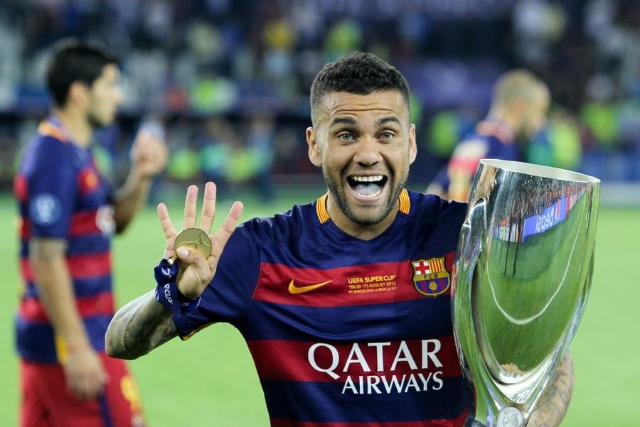 Hậu vệ Dani Alves (1983): Với chức vô địch La Liga thứ 6 trong 8 năm cùng Barcelona, hậu vệ cánh 34 tuổi đã có danh hiệu lớn thứ 30, nhiều hơn một so với huyền thoại bóng đá người đồng hương Pele. Phòng trưng bày của Dani Alves sẽ cần thêm chỗ trống bởi Juventus đang tràn trề cơ hội giành Scudetto thứ 6 liên tiếp và có thể là cả chức vô địch Champions League.